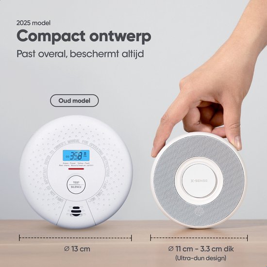 Twee witte X-Sense rookmelders op een houten tafel. De linker melder heeft een display met "CO 358" en bedieningsknoppen. De rechter melder wordt vastgehouden door een hand.