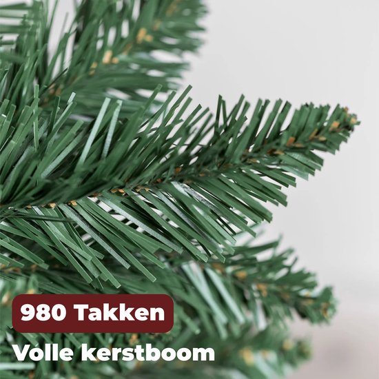 Close-up van 980 takken van een volle kunstkerstboom.