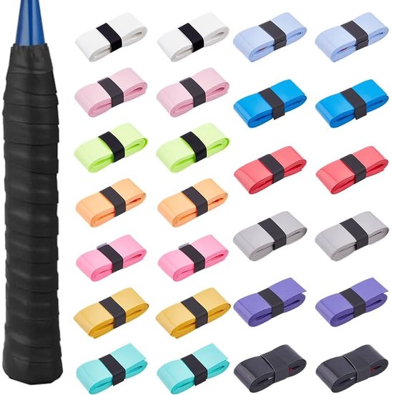 Een grote verscheidenheid aan kleurrijke overgrips, naast een zwart bedekte racketgrip.