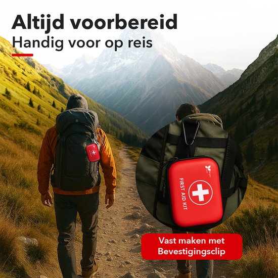 Twee wandelaars met rugzakken in een berglandschap. De rechter rugzak heeft een rode verbanddoos met karabijnsluiting eraan bevestigd.