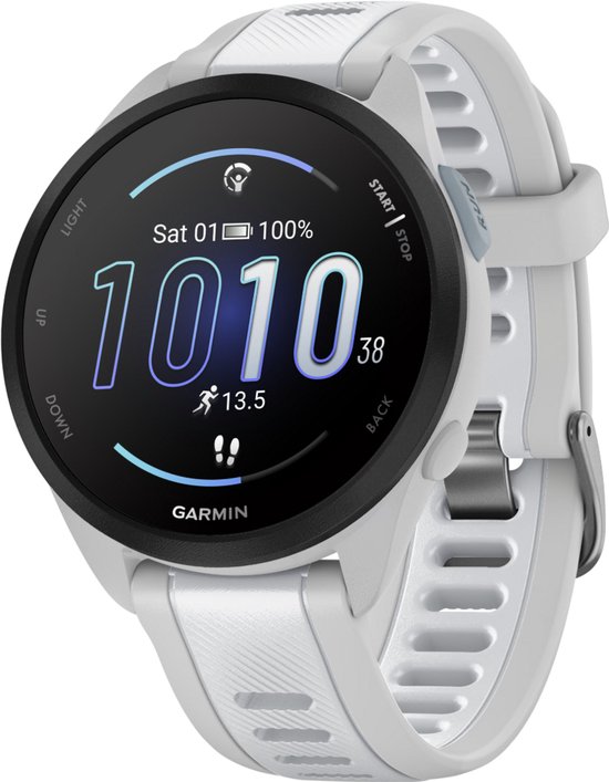 Garmin Forerunner 165 smartwatch met wit bandje, scherm toont zaterdag 1, 100%, 1010 stappen, 13.5 km.