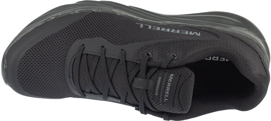 Zicht op de bovenkant van een zwarte Merrell hardloopschoen met veters en Merrell-logo op de zijkant.