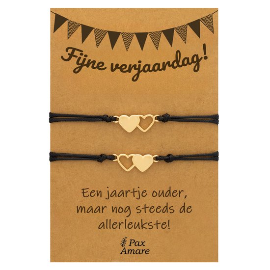 Twee gouden armbandjes met hartjes op een kaart met 'Fijne verjaardag!' tekst.
