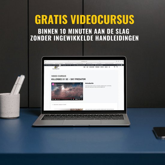 Laptop met een online videocursus over de Killerbee X1 SE Sky Predator drone. Tekst: 'Gratis videocursus', 'Binnen 10 minuten aan de slag', 'Zonder ingewikkelde handleidingen'.
