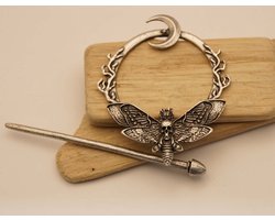 Metalen ronde haarspeld + stokje van een vlinder met doodskop, takken en de maan - aparte haarspeld vlinder doodskop - stoere dames haarspeld - haarspeld voor halve staart - haarspeld sierlijke kapsel - haarspeld dik of dun haar - haarspeld lang haar