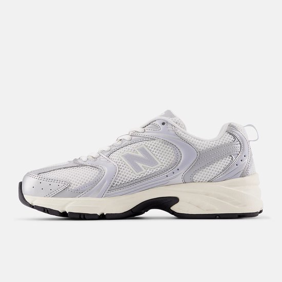 Zijzicht van de zilverkleurige New Balance U530 sneaker met mesh en crèmekleurige zool.