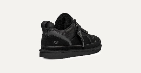 Zwarte UGG sneaker met suède en mesh details, voering van schapenvacht en vetersluiting.