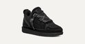 Zwarte UGG sneaker met suède en mesh, schapenvacht voering en gestreepte veters.