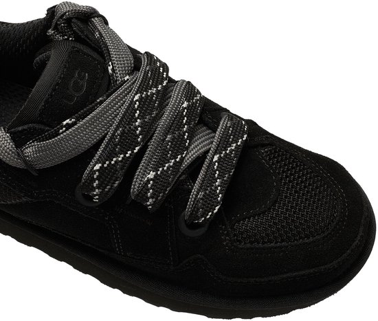 Close-up van de zwarte UGG sneaker met geveterde veters.