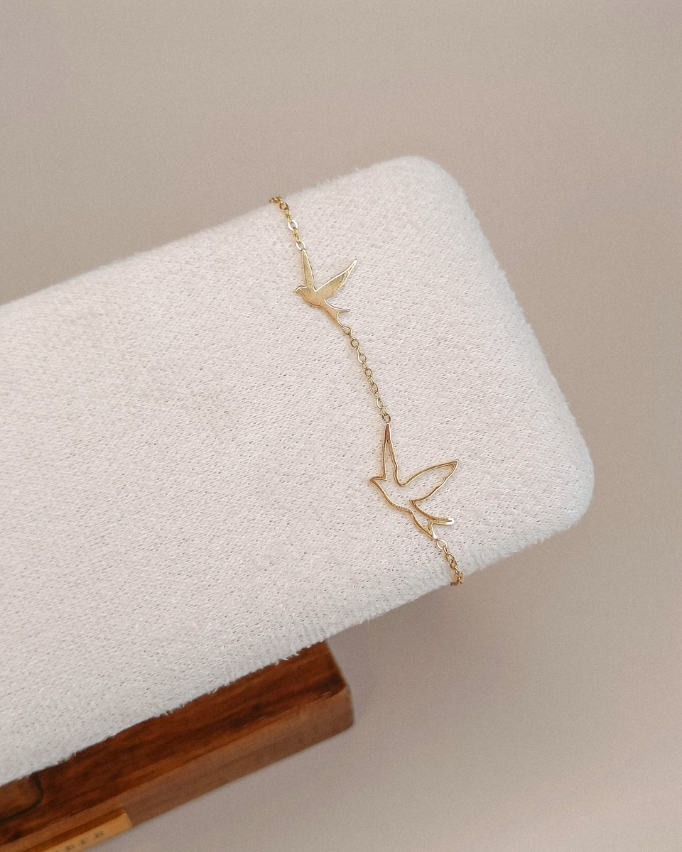Ava & Imber | Ava Vogel Armband Goud | 18k PVD Gecoat Stainless Steel Goud (RVS) | Subtiele Damesarmband met Vogeltjes in Cadeaudoosje