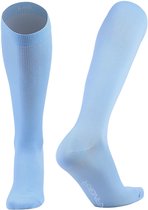 Twee lichtblauwe compressiekousen, een vooraanzicht en een zijaanzicht.