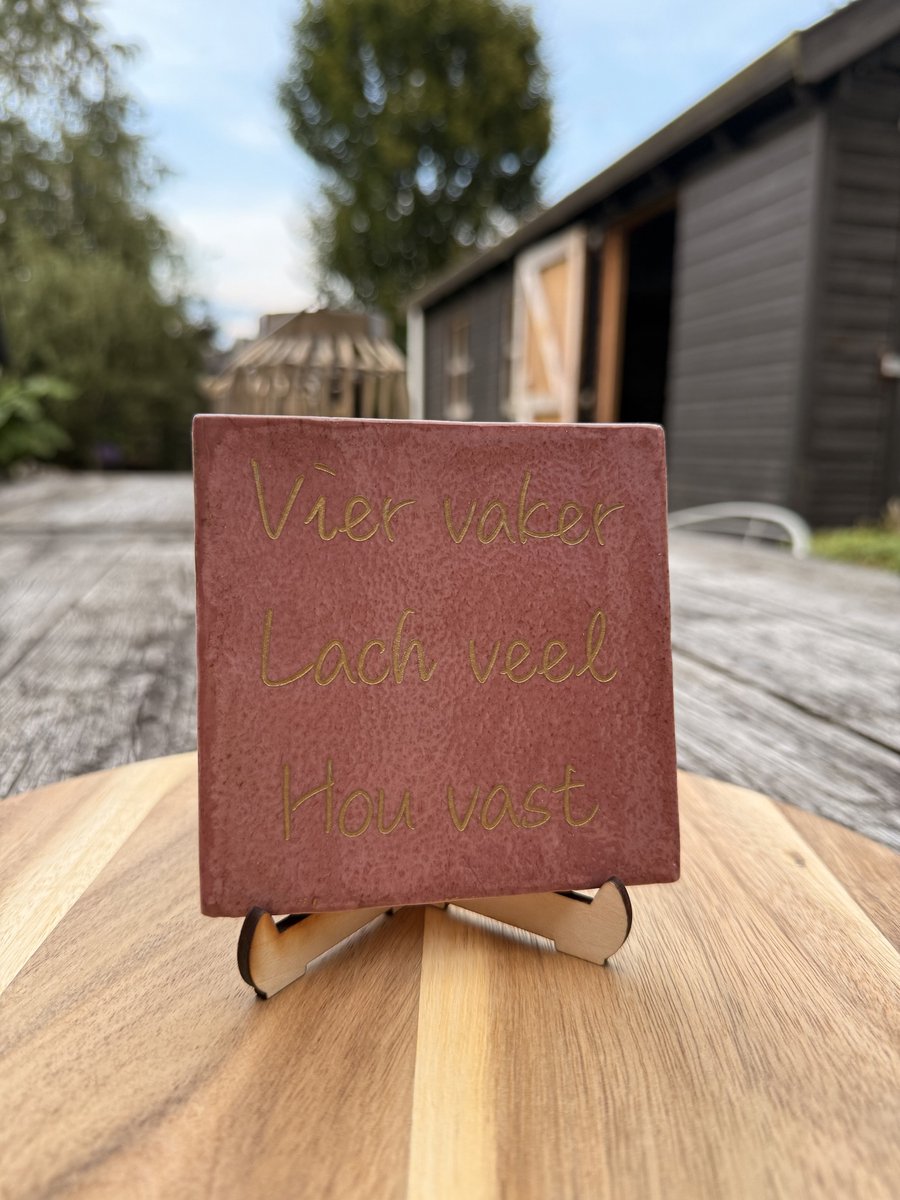 Studio - Nihra - Handvorm tegeltje - Roze wand - decoratie tegel roze met Gouden tekst " vier vaker lach veel hou vast"