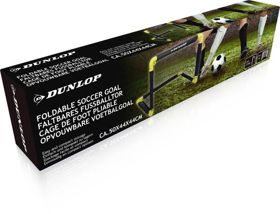Doos met opvouwbaar voetbaldoel Dunlop 50x44x44cm. Illustraties van spelers die schoppen. Tekst: 'FOLDABLE SOCCER GOAL'.