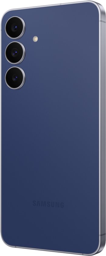 Achterkant van een marineblauwe Samsung smartphone met drie camera's.