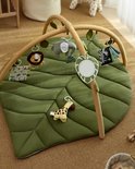 Groene blad-speelmat met babygym en diverse speeltjes. De mat is zacht en comfortabel.