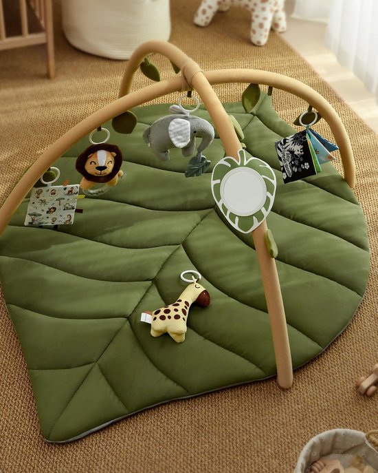 Groene blad-speelmat met babygym en diverse speeltjes. De mat is zacht en comfortabel.