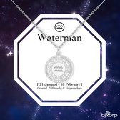 Zilverkleurige ketting met Waterman-medaillon, omringd door astrologische symbolen, op een achtergrond van sterrenstof.