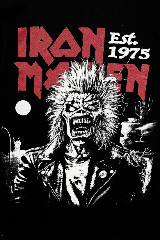Iron Maiden Eddie met haar in de nek, iconisch monster met leren jack en de tekst 'Iron Maiden est. 1975'.