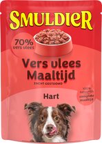 Een Smuldier verpakking 'Vers vlees Maaltijd Hart'. Rode verpakking met hondenkop.