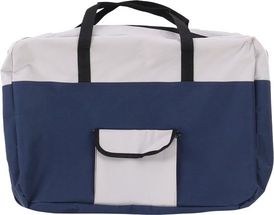 Platte, opvouwbare blauwe en grijze reismand met zwarte handvatten en een klein voorvakje.