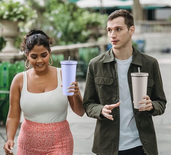 Een vrouw met een lichtblauwe beker en een man met een beige beker lopen buiten en houden hun bekers vast.