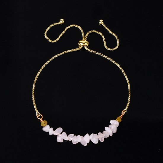 Goudkleurige verstelbare armband met kleine rozenkwarts edelstenen en gouden kraaltjes.