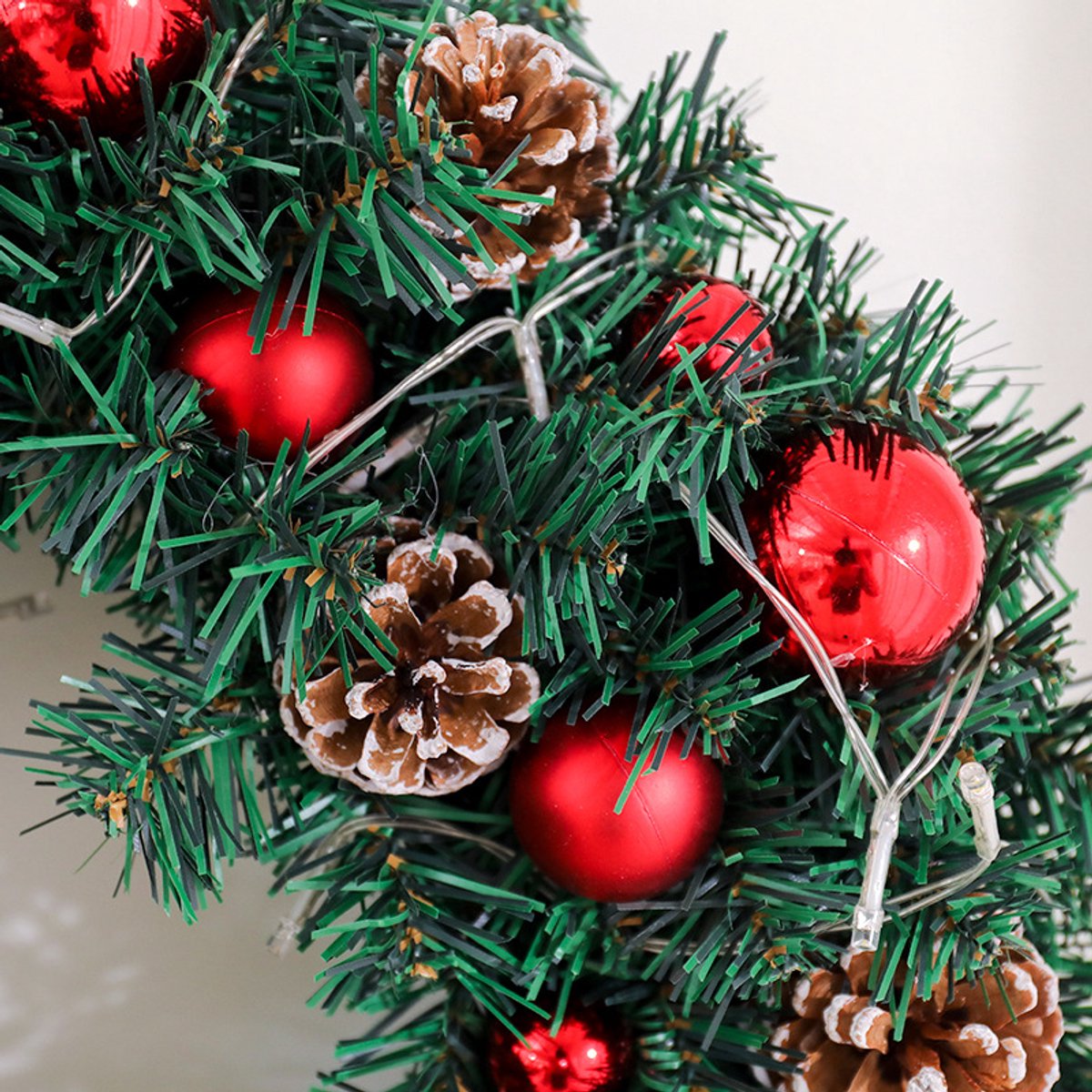 Premium Kerstkrans XL- met Decoraties & LED verlichting(50cm) –Extra volle en dikke takken - Groene dennenkrans met rode kerstballen & dennenappels – 30 LED lampjes – Luxe kerstdecoratie - deurkransen kerstversiering- Kerstmis – foto 7
