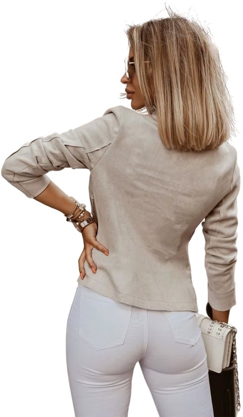 Achterkant van model in beige suède look jasje, met gevlochten details op de mouwen. Draagt witte jeans.