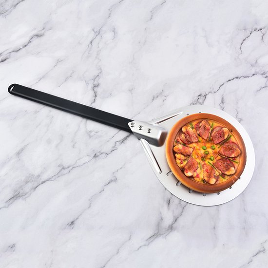 Aluminium pizzadraaier met een pizza erop, met een 55 cm zwart handvat.