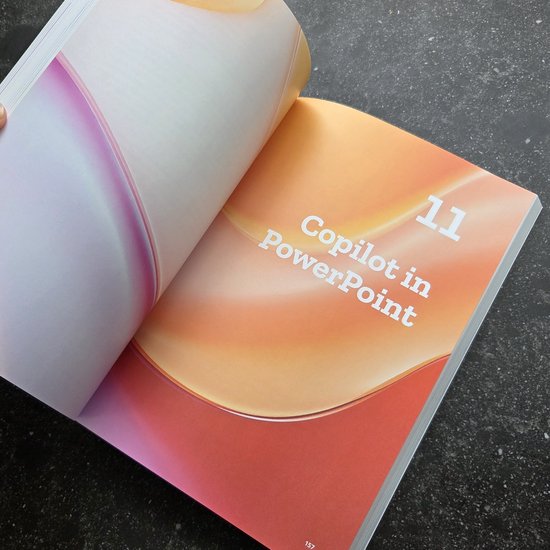 Page 11, Copilot dans PowerPoint, avec des motifs ondulés orange et rose.
