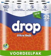 Een verpakking met 32 rollen drop toiletpapier. De verpakking is oranje met een blauwe band. Bovenop staan iconen met de tekst: Budget Friendly, Environmentally Friendly and sustainable, Ultra Soft and now More Voluminous Texture, Friend to Your Skin. De tekst 'NEW' staat op een groen label. De tekst 'VOORDEELPAK' staat onderaan.