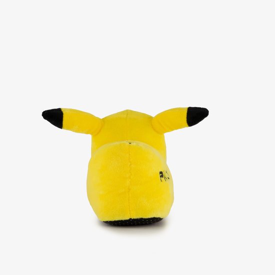 Achterkant van gele Pikachu sloffen met zwarte oorpunten en de letters "PIKACHU".