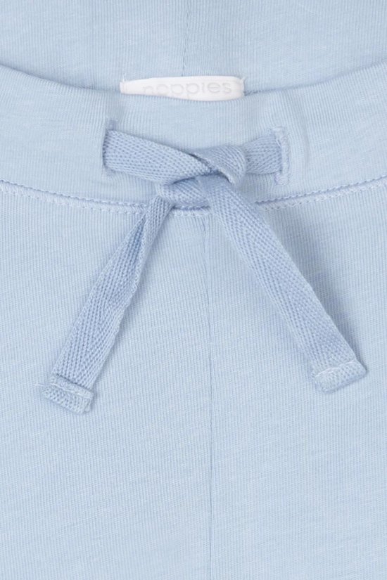 Lichtblauwe joggingbroek van Noppies met een strikdetail aan de voorkant.