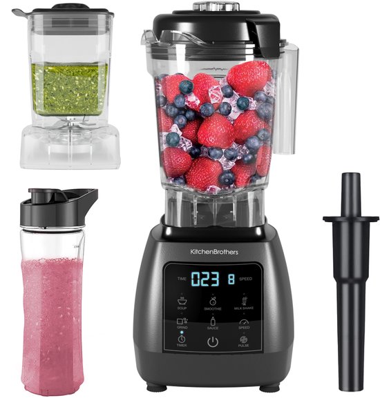 Zwarte KitchenBrothers blender met digitale bediening, gevuld met bessen en aardbeien, en accessoires: hakmolen, to-go beker met smoothie, stamper.