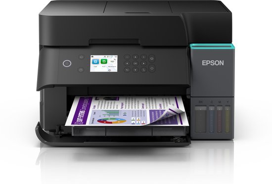 Zwarte Epson EcoTank all-in-one printer met papier uit de uitvoerlade en zichtbare inktreservoirs.