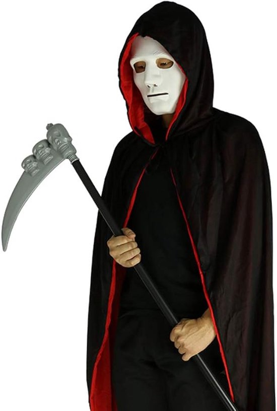 Persoon in zwarte capuchon cape met rode voering, draagt een wit masker en houdt een zeis vast.
