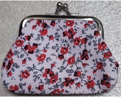 Gemakkelijk om erbij te hebben, dit knipportemonneetje (9x7cm) met een mooie print van bloemen op de voor en achterkant. Handig te gebruiken voor bijvoorbeeld muntgeld of bonnetjes. Een mooie portemonnee voor uzelf of geef het cadeau.