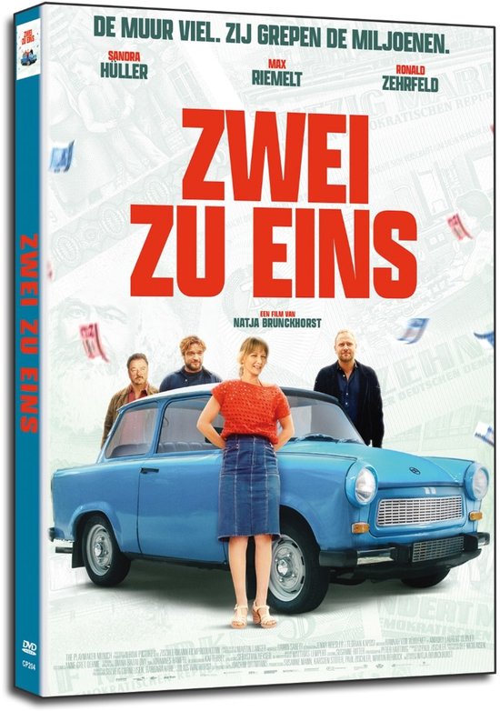 DVD-hoes van ZWEI ZU EINS met in de hoofdrollen Sandra Hüller, Max Riemeilt en Ronald Zehrfeld, staand voor een blauwe Trabant.
