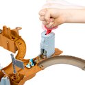 Hand lanceert een blauwe en witte Kamek-auto met een rode trekker op de Hot Wheels Mario Kart Bowser's Castle Raceway.