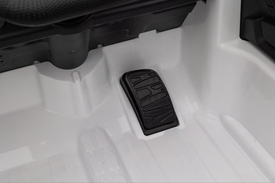 Zwarte gaspedaal in witte Audi RS e-tron GT kinderauto.