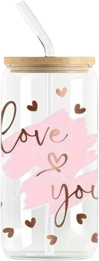 Gobelet en verre avec couvercle en bambou et paille en verre, avec une tache rose et un imprimé cœur, et le texte 'love you'.