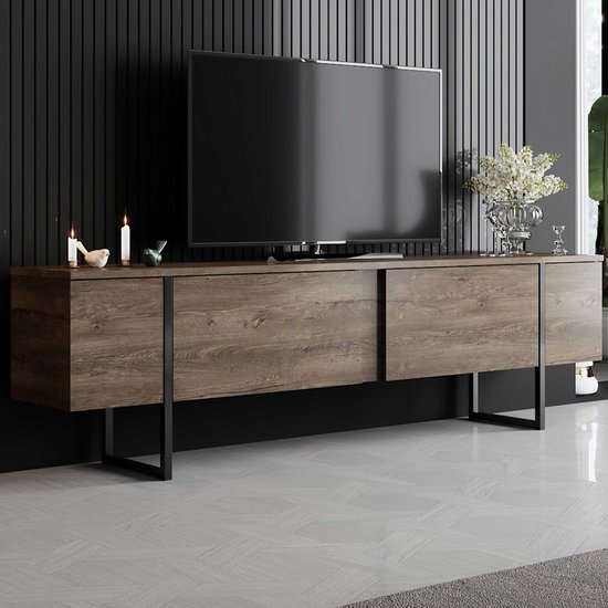 TV-meubel met walnoothouten afwerking en zwarte metalen frame. Twee kaarsen en een vaas met bloemen staan op het meubel.