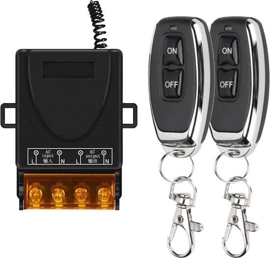 Zwarte 1-kanaals draadloze schakelaar met 2 afstandsbedieningen. Beide remotes hebben ON/OFF knoppen.