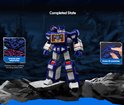Blauwe en witte Transformer robot met cassettecompartiment open, staat op een steen.