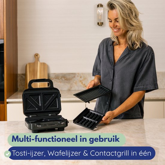 Vrouw houdt grillplaten vast naast een open zwart tosti-apparaat. Multi-functioneel in gebruik.