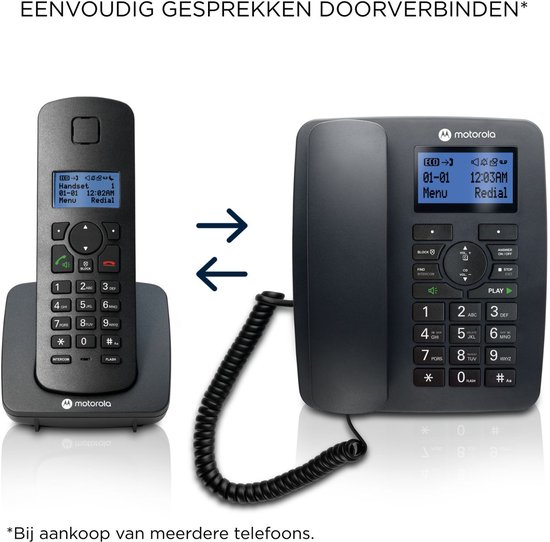 Zwarte Motorola C4201 draadloze telefoon met lader en bedrade telefoon, met pijlen die connectiviteit tonen.