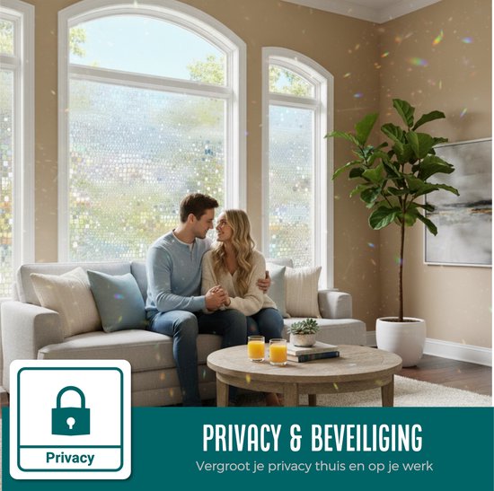 Koppel op een bankje voor een raam bedekt met mozaïek raamfolie. Tekst 'Privacy & Beveiliging'.