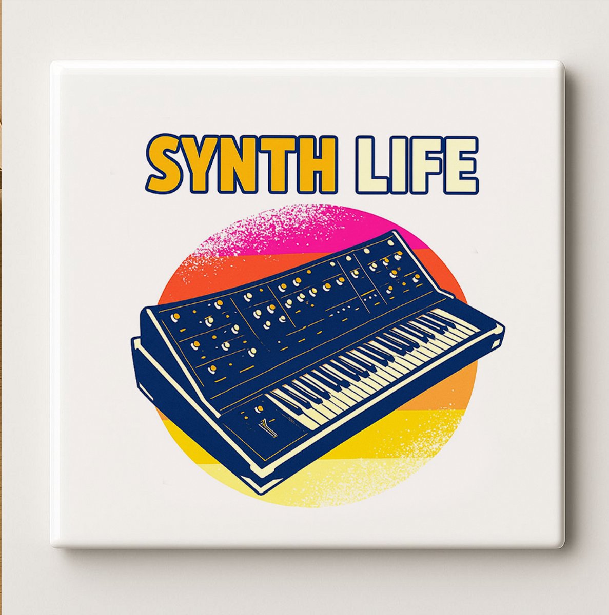 Nevolis Synth Life Tegel – 15x15 cm Retro Muziek Kunst Keramische Wanddecoratie – Perfect Cadeau voor Synthesizer Spelers & Muziekliefhebbers Multi Color