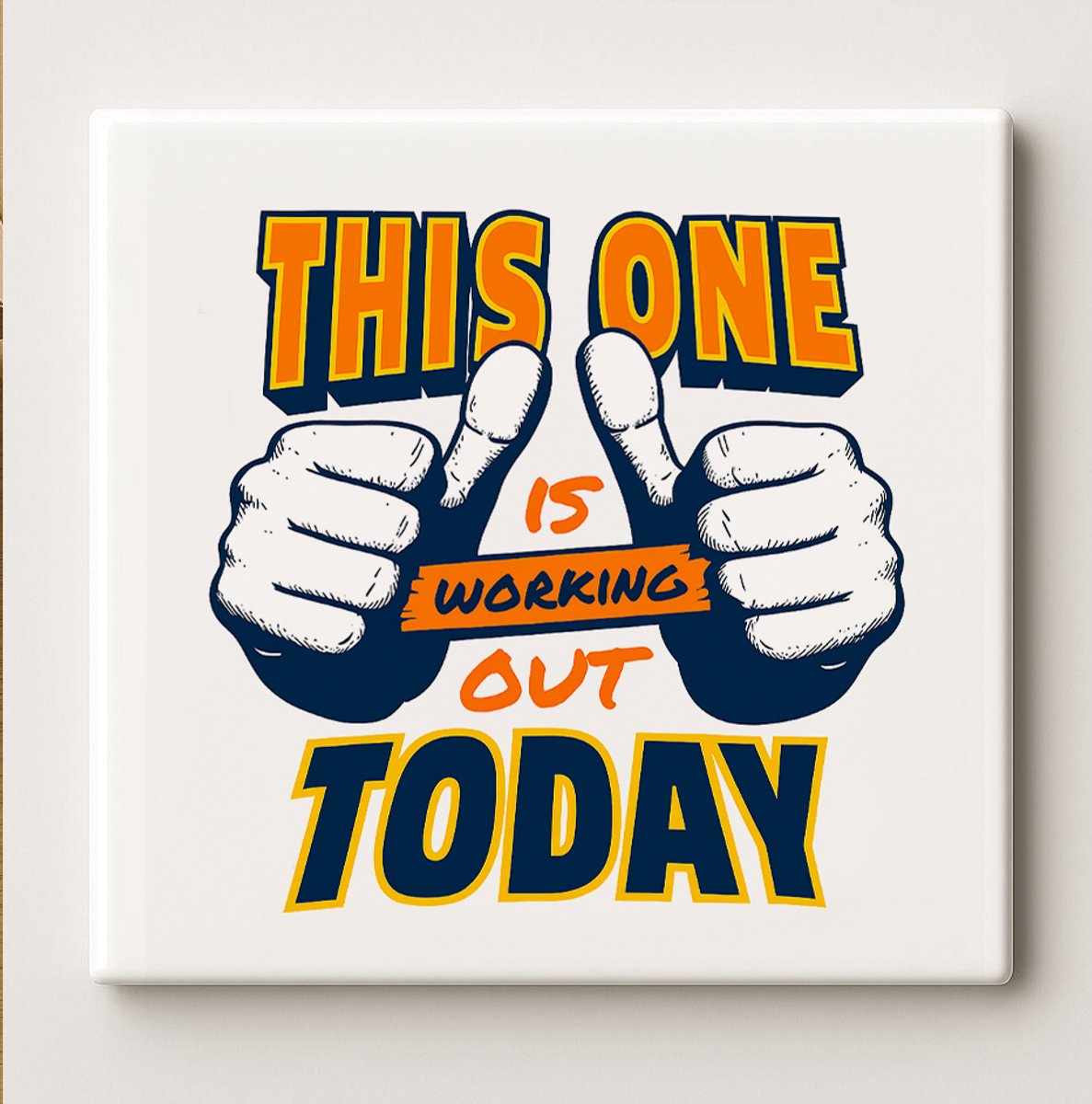 Nevolis “This One Is Working Out Today” Grappige Fitness Tegel – 15x15cm Keramische Muurdecoratie, Perfect Cadeau voor Sportschoolliefhebbers, Workout of Woondecoratie Multi Color