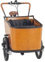Vooraanzicht van een bakfiets met houten bak, twee kinderzitjes en riemen.